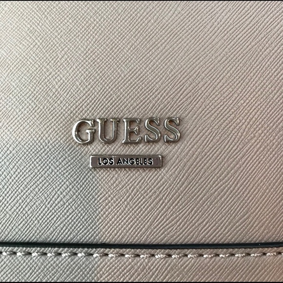 ♓️🅿️ NWT Guess large tote in taupe color - Picture 3 of 15